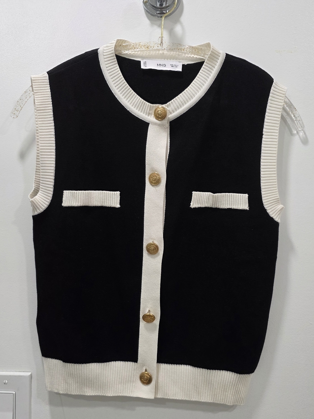 Mango Outlet Knitted waistcoat with contrast piping